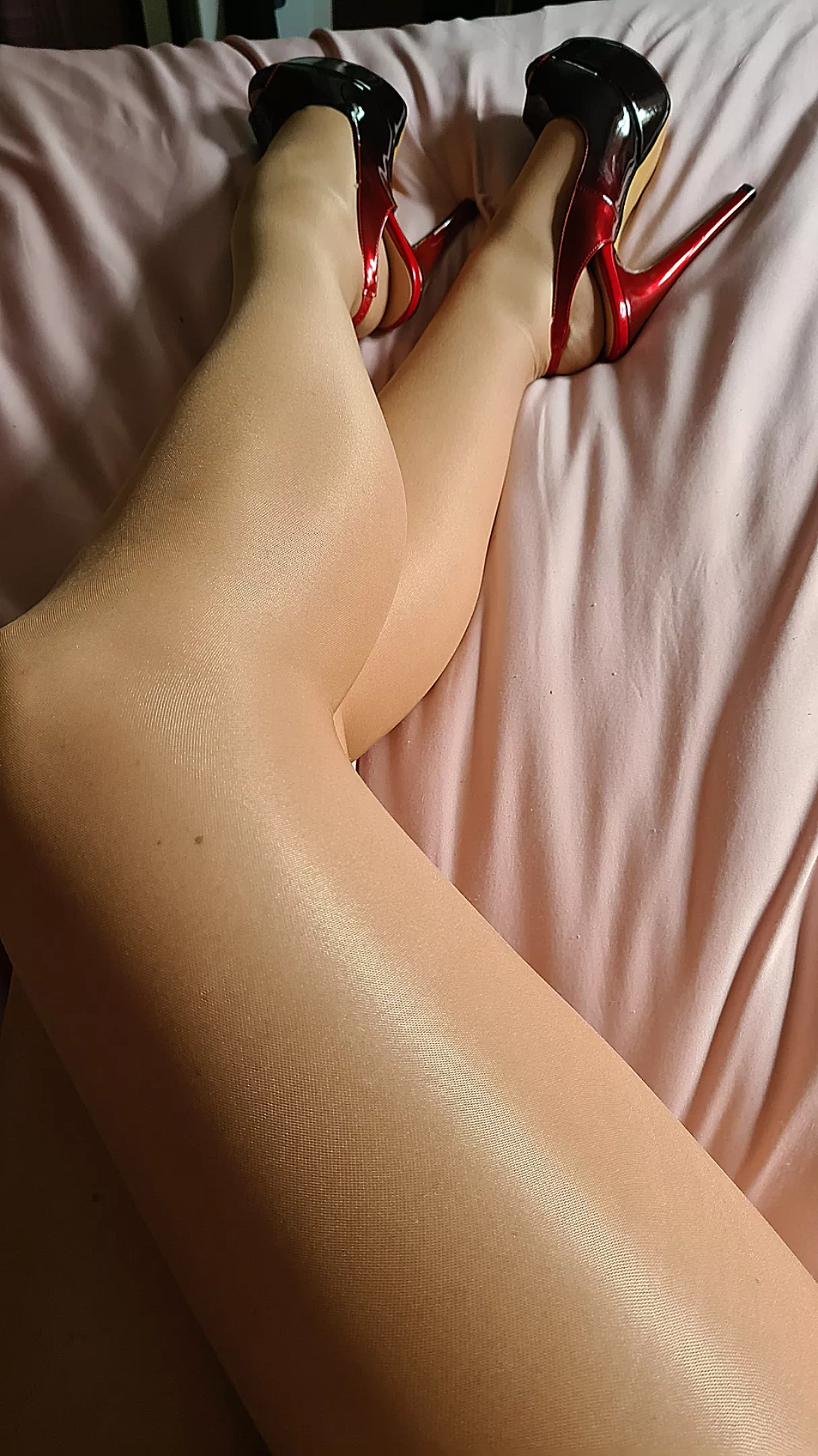 The distinctive shimmer of Wolford Neon 💕