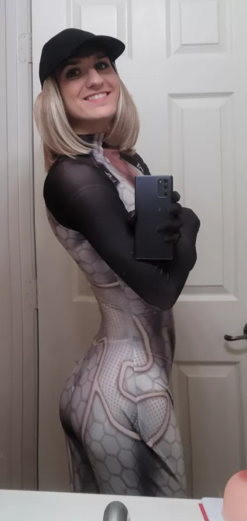 Want me to give you head while you play Mass Effect? I'll even swallow and call you Commander 😛