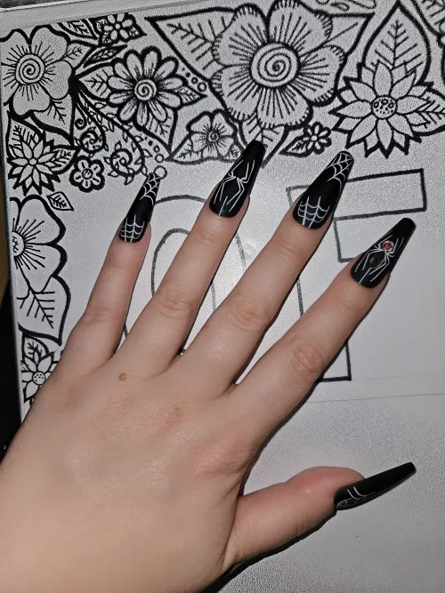 A better pic of the spooky nails as requested ^-^