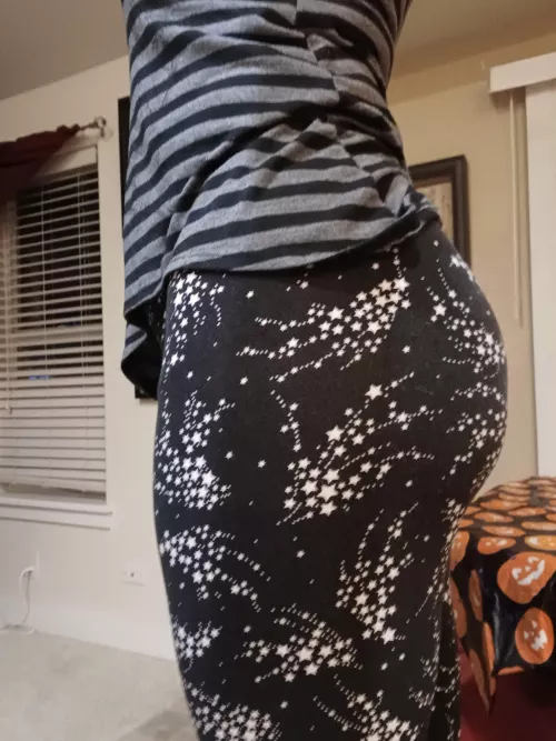 Alone and horny. Wish someone would play with my ass.