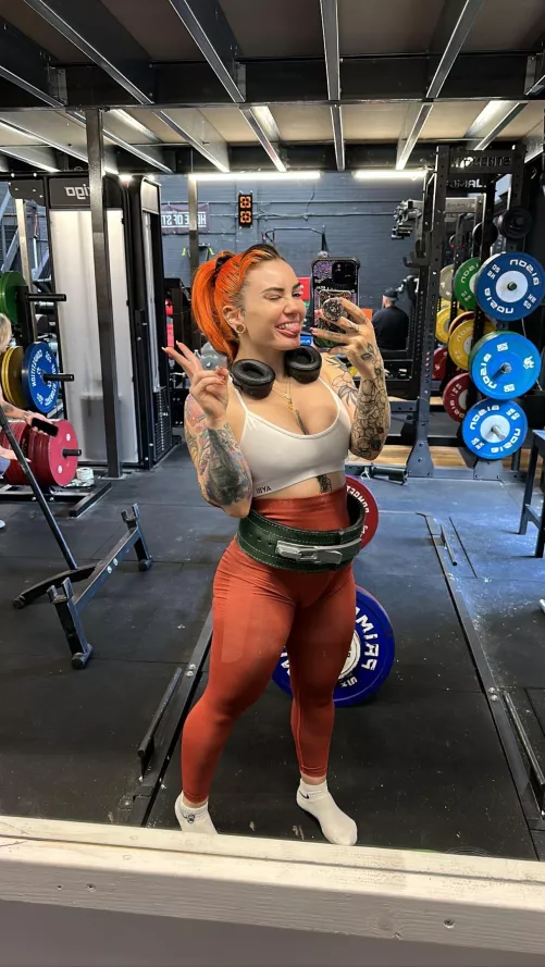 Alt girl powerlifter 😜