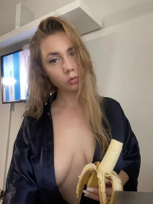 Eating a banana because I don't have a dick to suck👄
