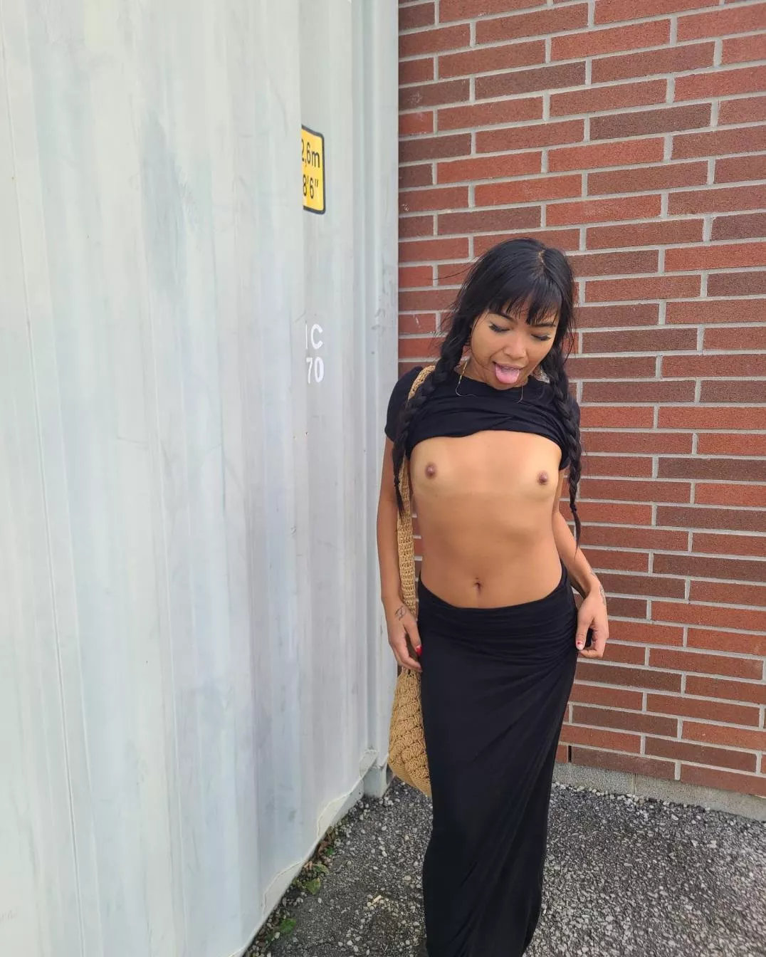 fuck me outside against the wall right now