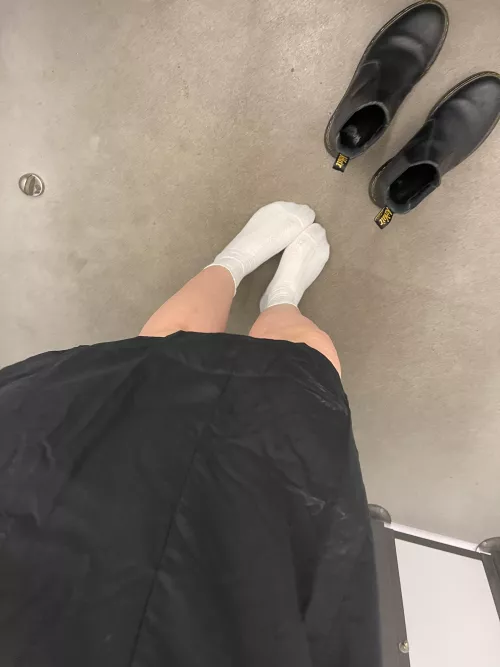 I think it would be so fun to get my feet worshipped in a changing room ✨