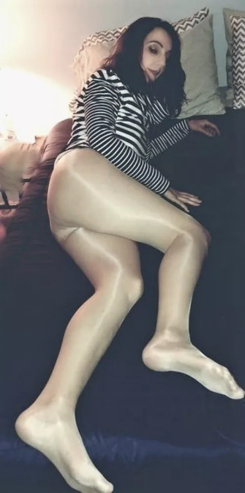 Just wanted to show my shiny suntan pantyhose I'll be wearing today.