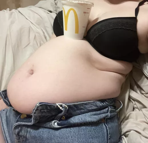 When the belly doubles up as a cup holder 🥤