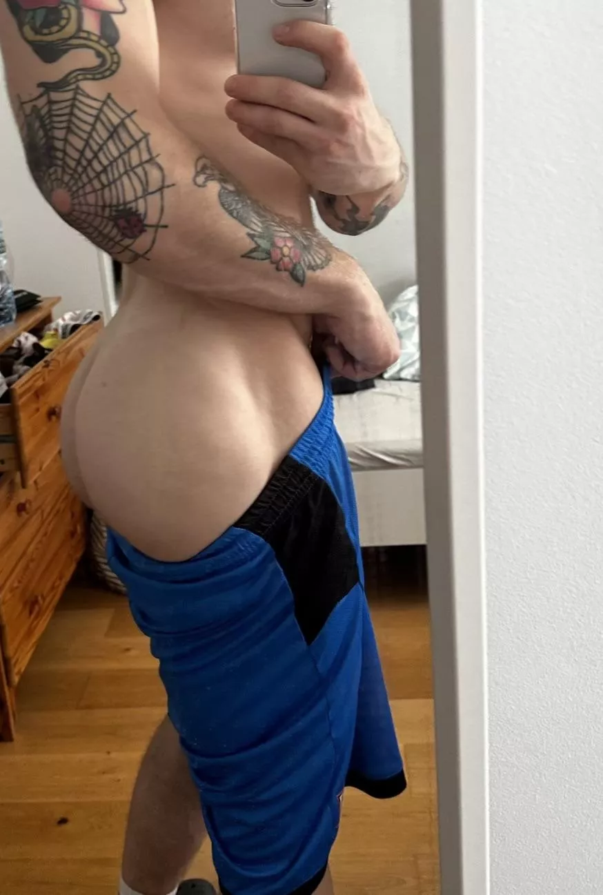 Be honest. Do u like big booties?