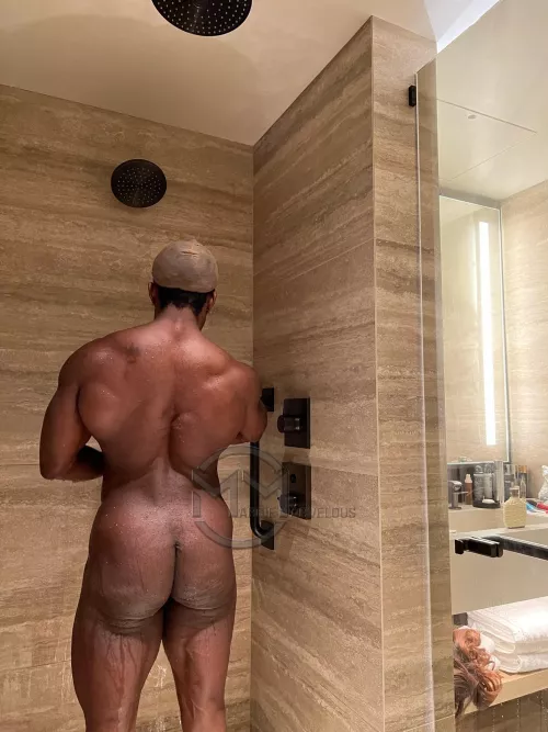 Do muscles look better wet?