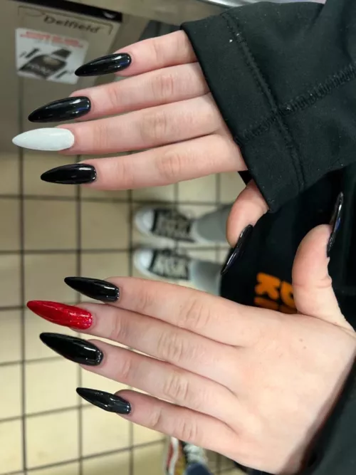 Finally got a pic of my crush’s nails 🥵🖤💅