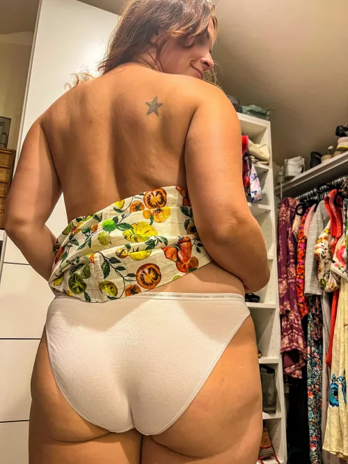 Granny panties are just sexy on my big butt
