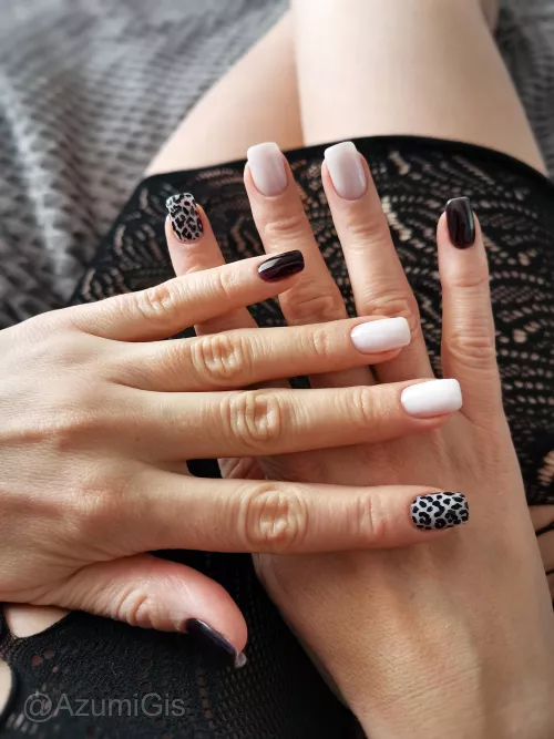 My new nails are up for your review. What do you think, do you like it? 😏