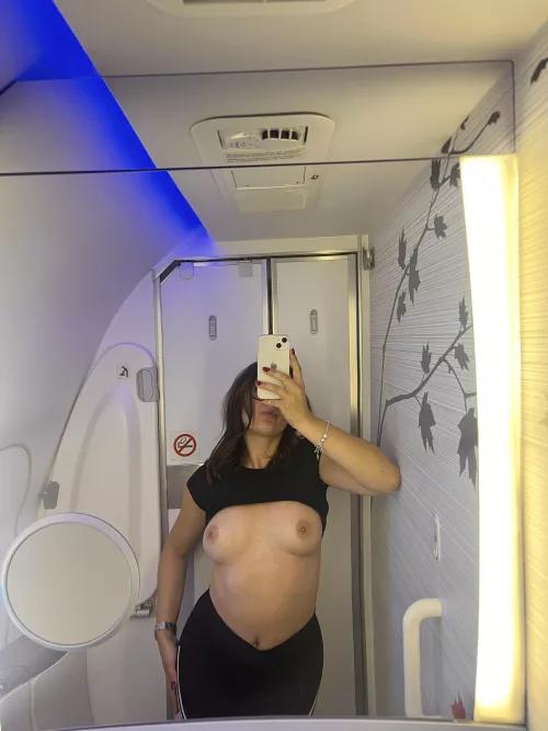 Nude selfie 30,000 ft up in the air