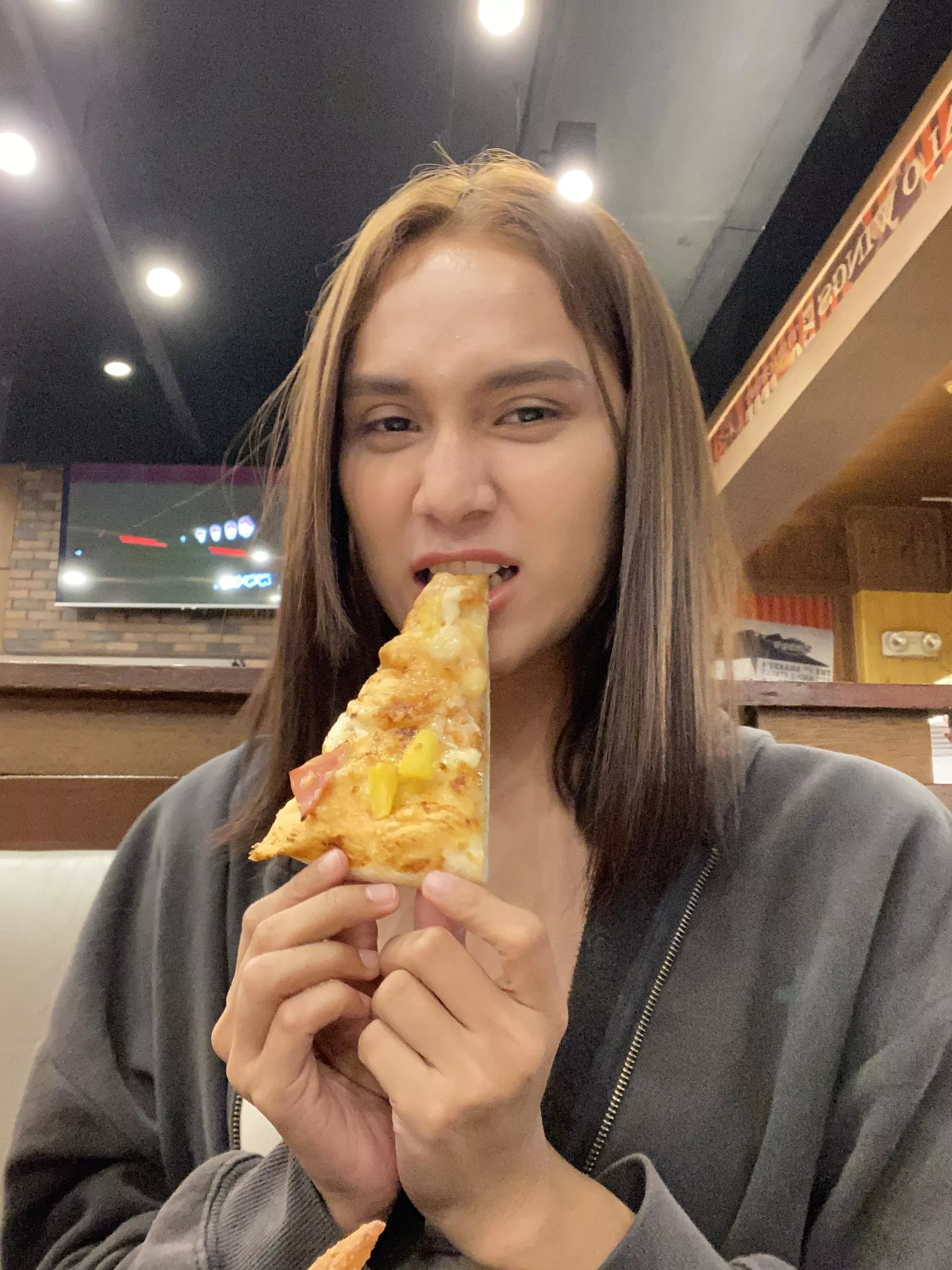She's a 10 but she likes Pineapple on Pizza, what's your verdict?