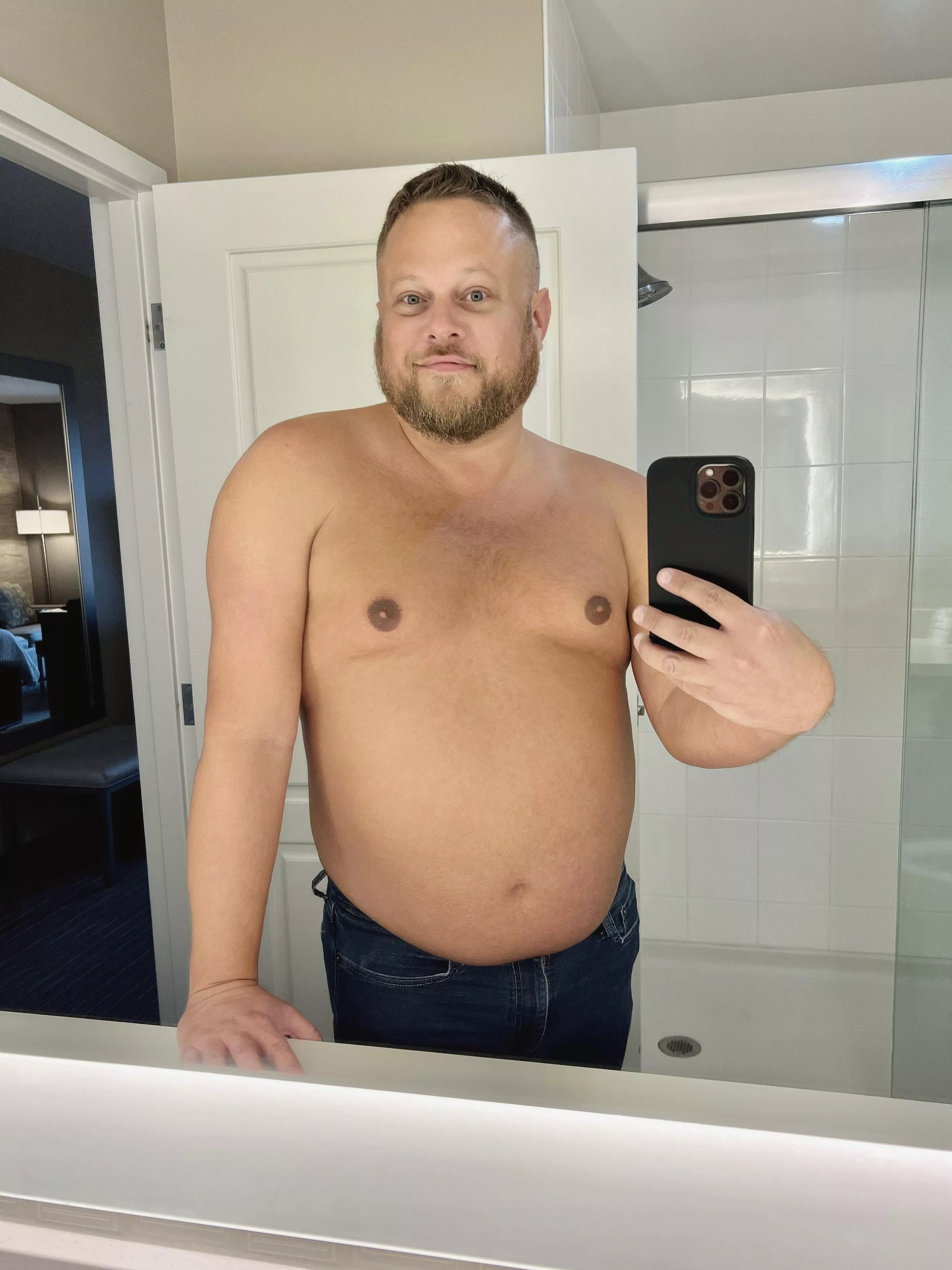 Hotel room Tummy Tuesday 🤳