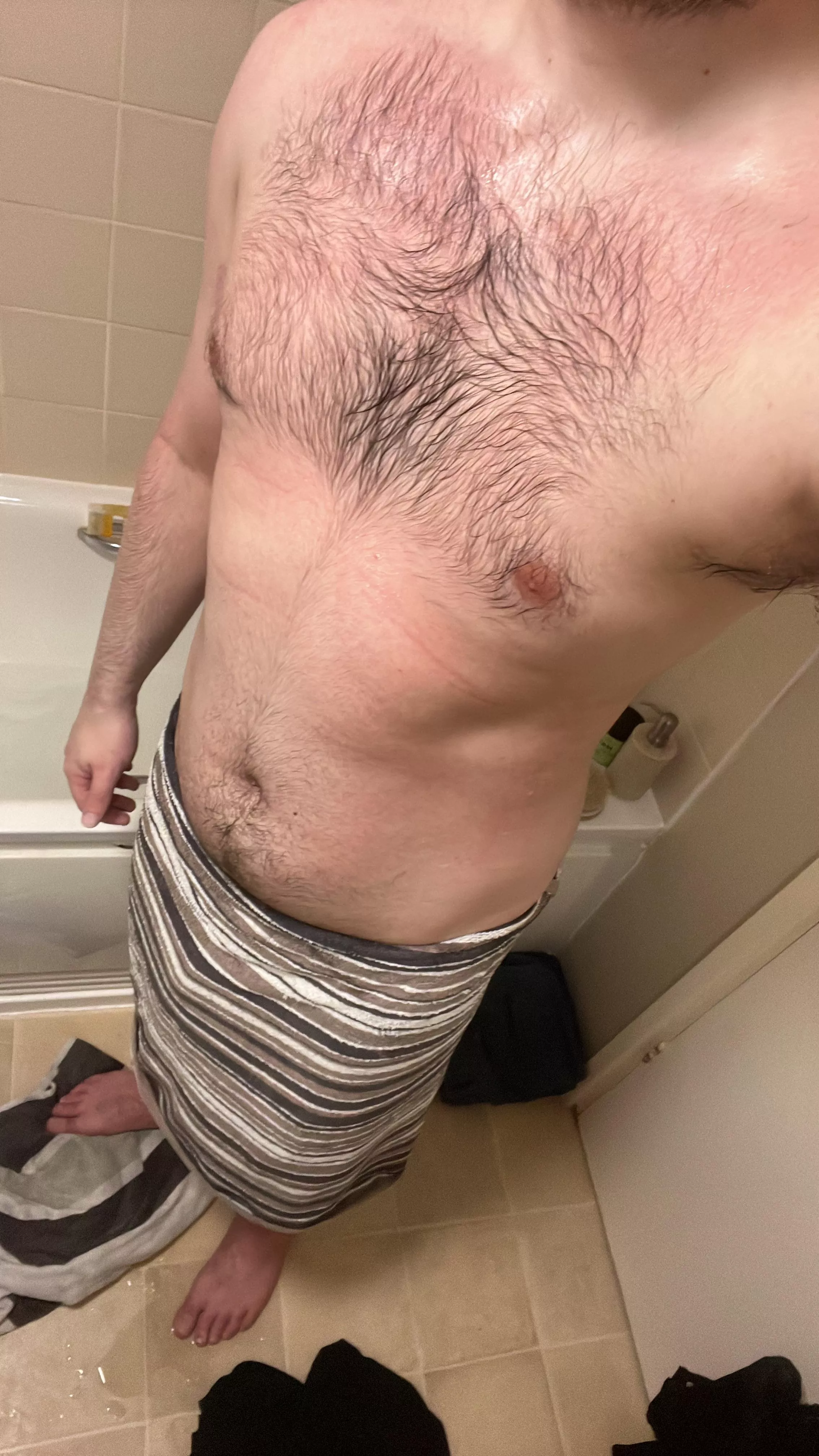 How’s my chest hair looking?😈 Dms open 💪🏼