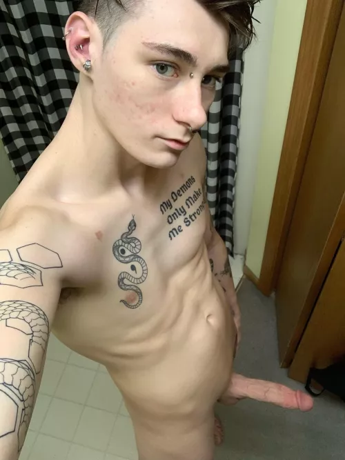 My goth boy dick is fresh and clean💦