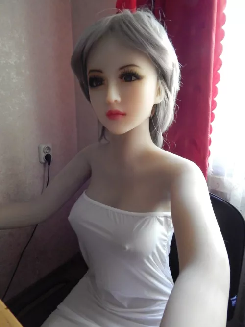 Nomi has online meeting with co-workers.