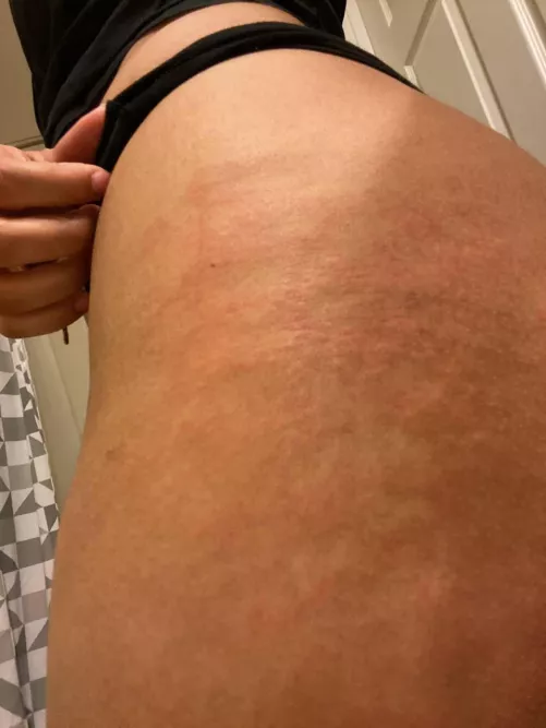 Post-spanking vibes: Too fabulous to handle! 💅👋