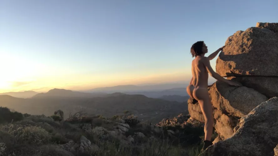 You into play time at sunset?! This was RIGHT before the viewing of a massive comet ☄️ (31 f)