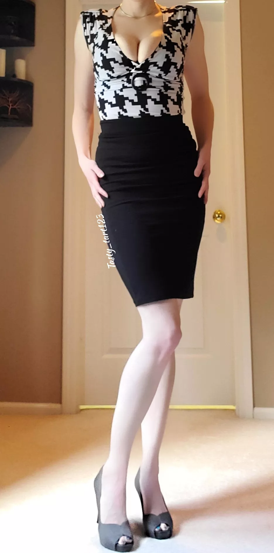 Classic black pencil skirt!