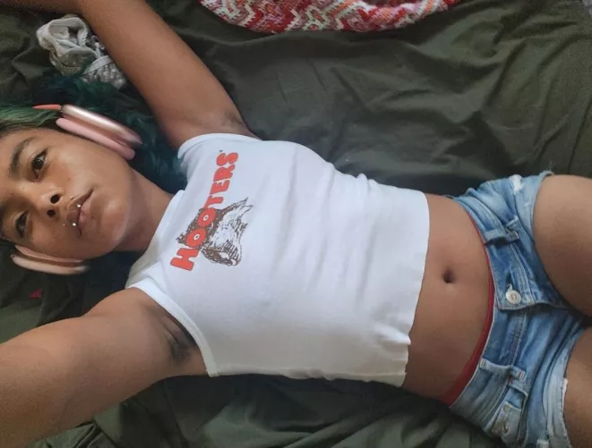 Imagine seeing a hairy Hooters girl in the wild 😳