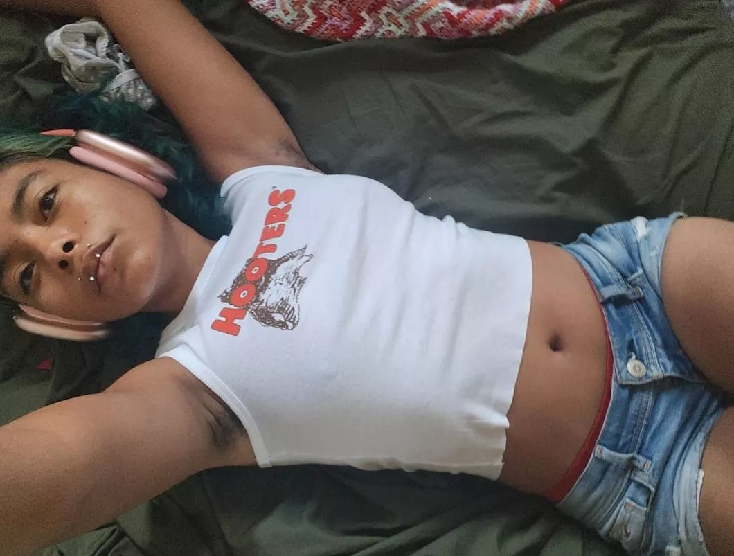 Imagine seeing a hairy Hooters girl in the wild 😳