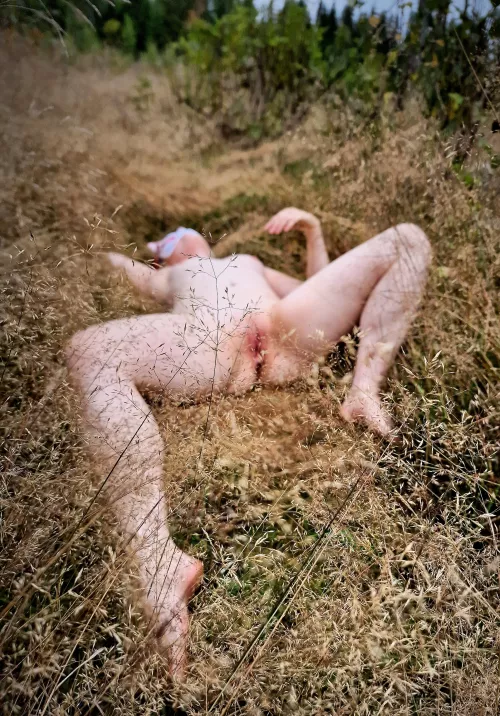 Pleasuring myself on an autumn field <3