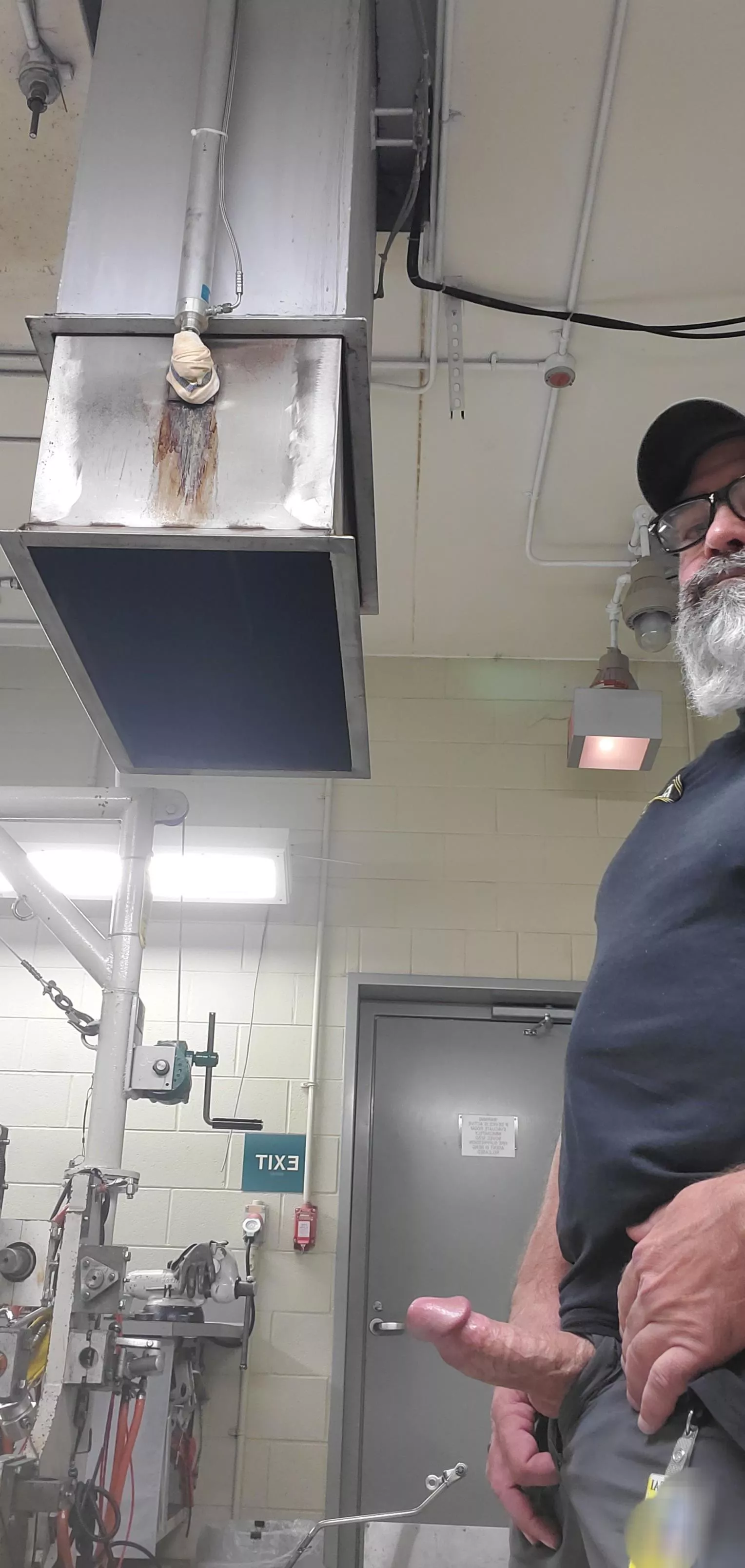 Pops beard and boner 😜