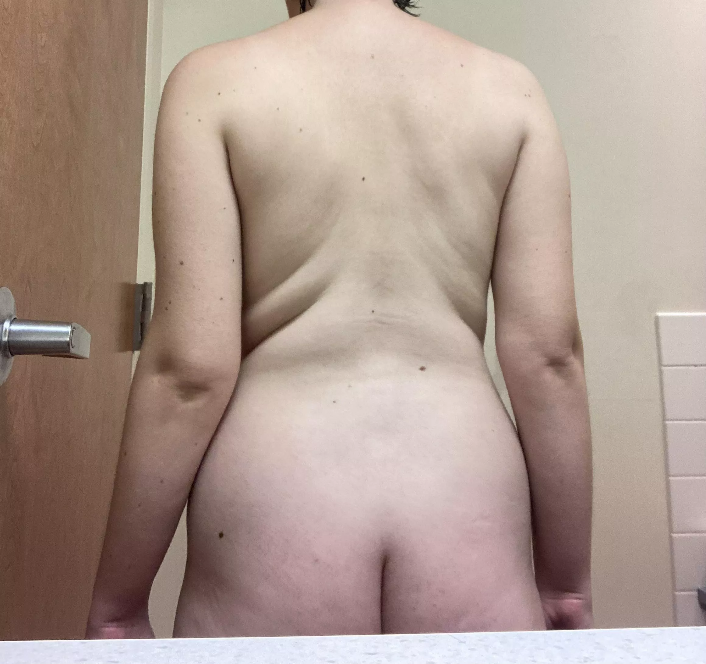 19F/125lbs/5'2. this is my least favorite part of my body. i look like a dumpy wine aunt