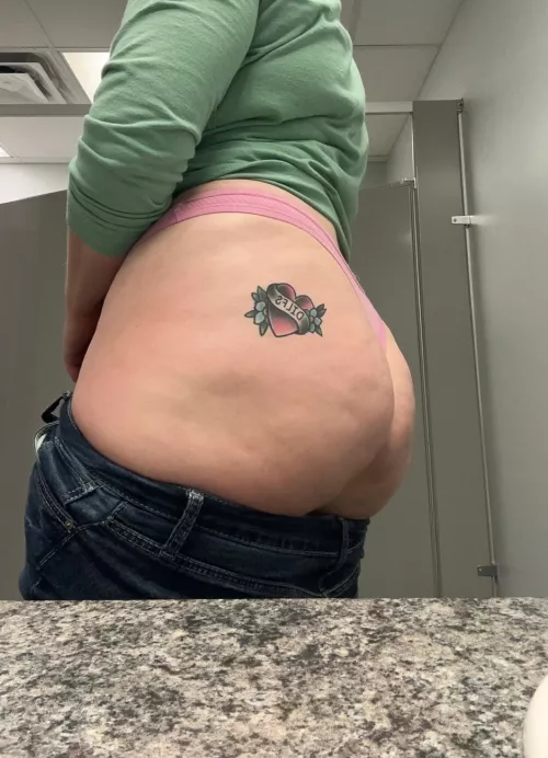 A bit more than a handful 🍑🖤