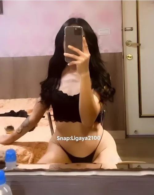 Anyone who loves to see girl dick cum?