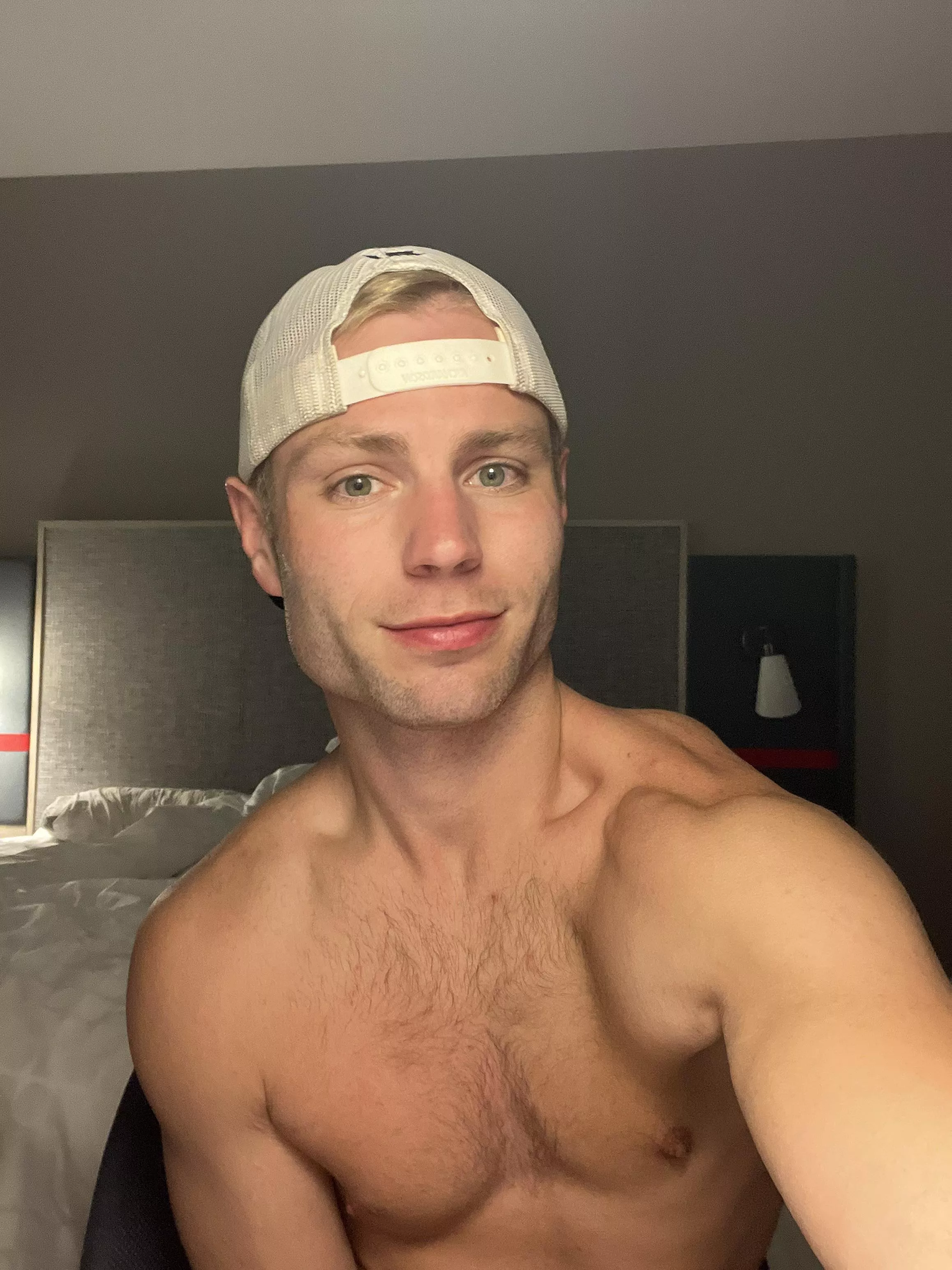 Bored in my hotel room. At least the lighting is nice ☺️