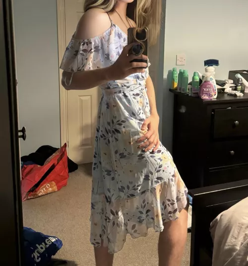 Can’t stop wearing this dress! This time, no tights ☺️