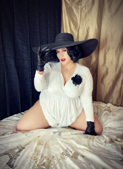 ChelHellBunny, cosplay of Lady Dimitrescu