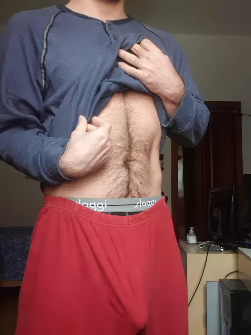 It's so hot to let it free inside this light pants