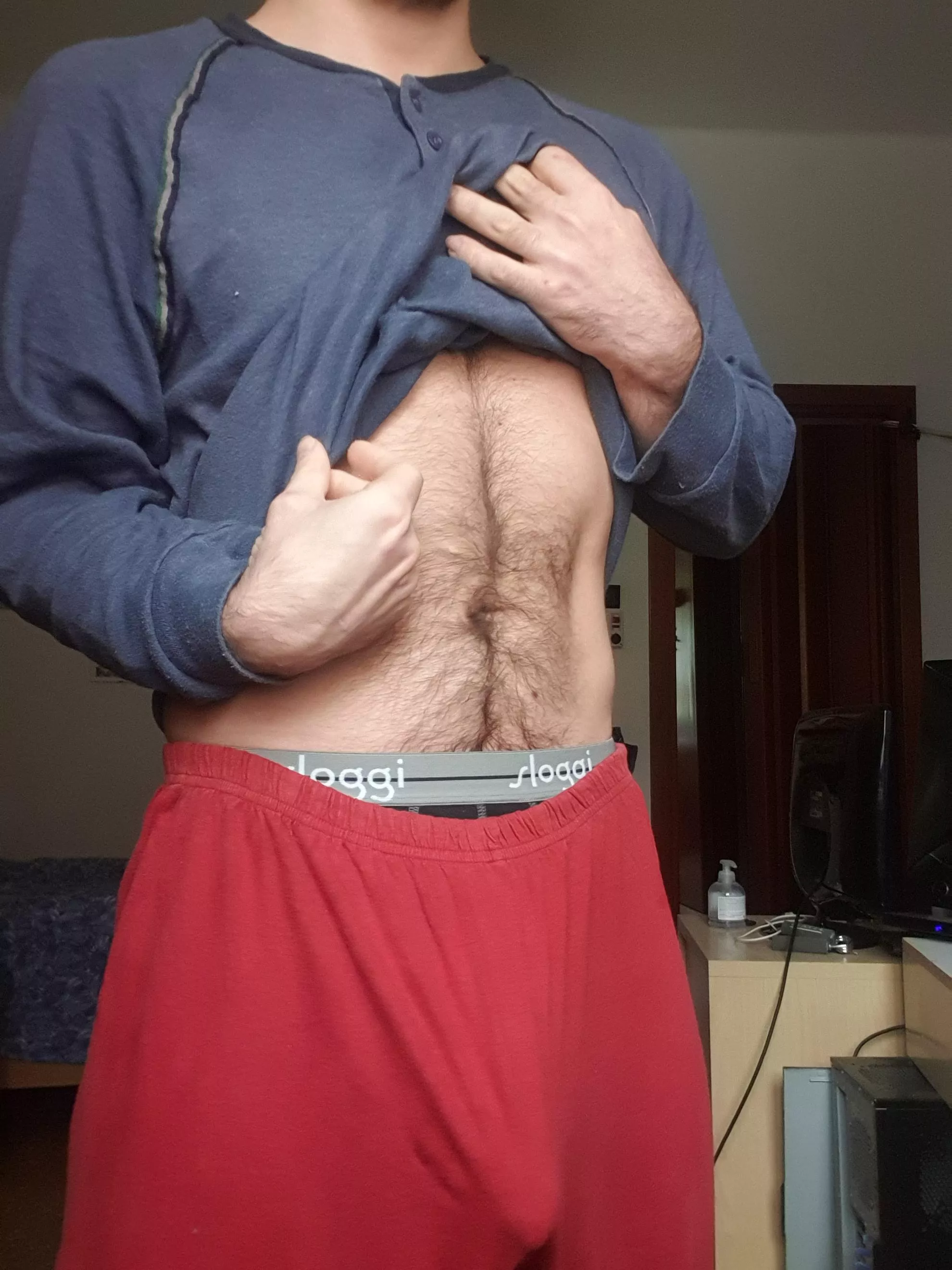 It's so hot to let it free inside this light pants