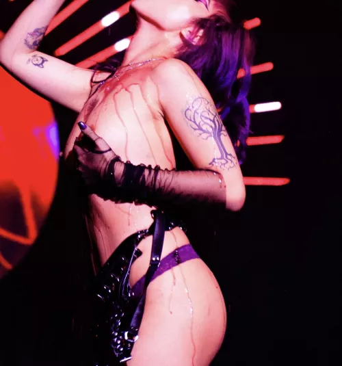 Pour the glass of wine for a dom play last week, I wonder how many good boys wanted to clean my body with their mounts. Hot or not do you think?