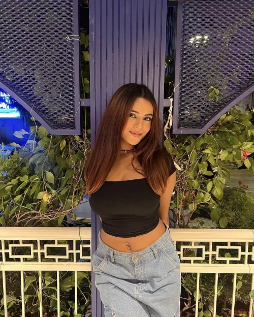 Pretty + Busty! What a combo!