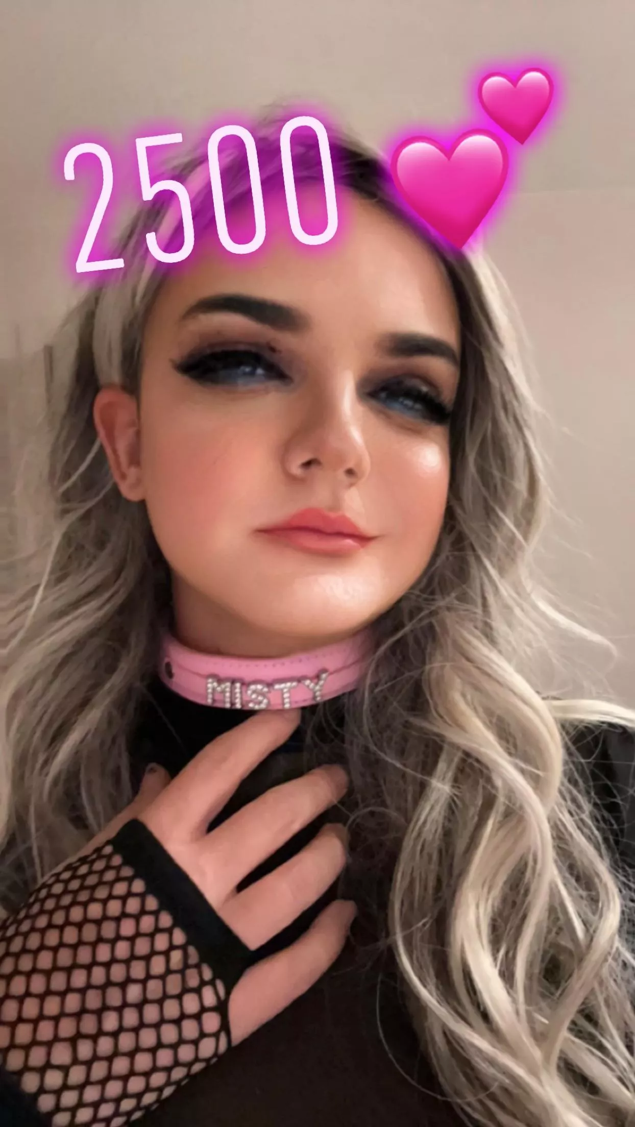 Celebrating 2500 of you guys jerking off to me 💕