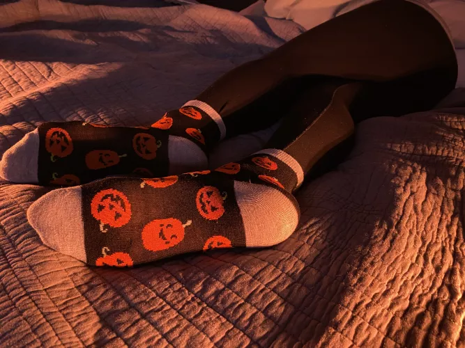 Get ready for a spooky season of foot fun! 🎃👣