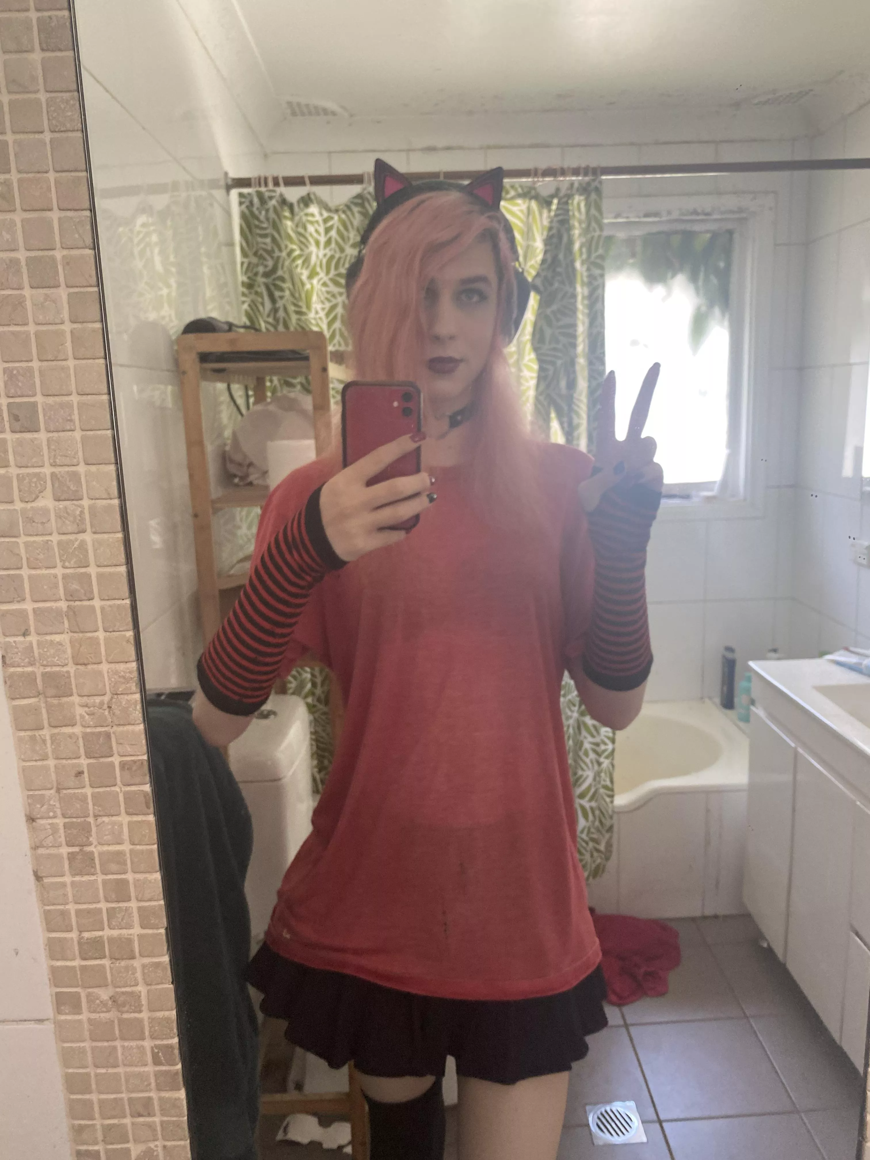 Long shirt and short skirt do be nice 😊