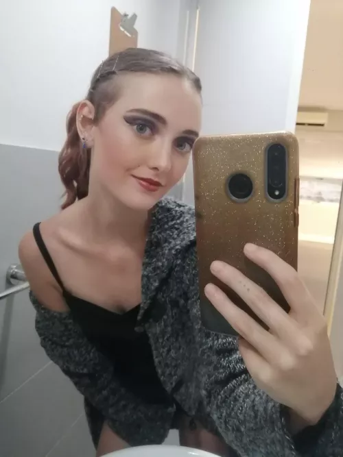 Mirror selfies help me appreciate my unique beauty F18