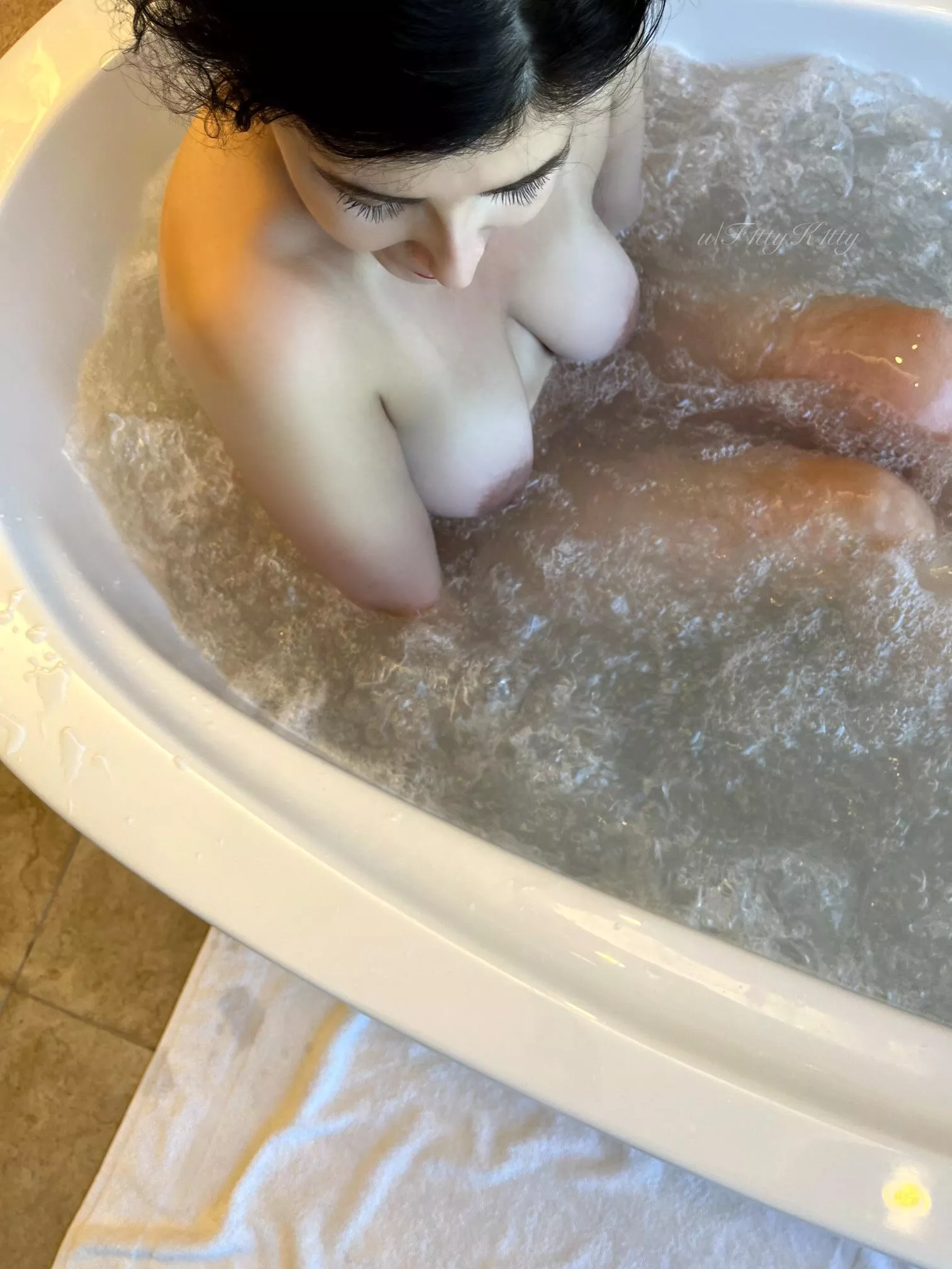 My dream bathtub with water jets… [f]
