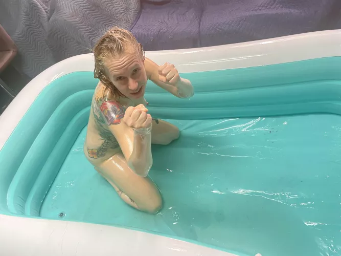 Any ladies wanna come oil wrestle?