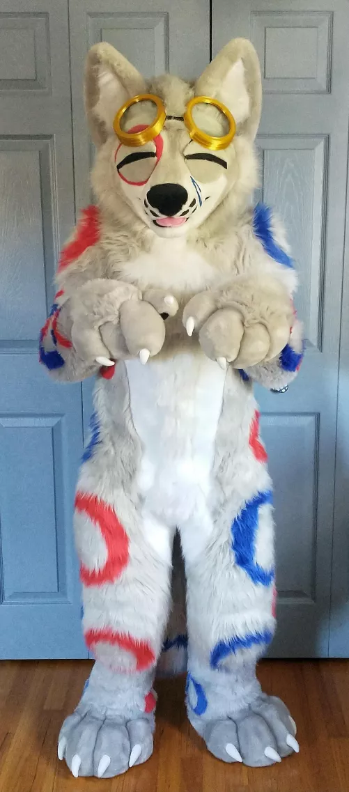 BREAKING NEWS: Local wolf goes '^⁠‿^'