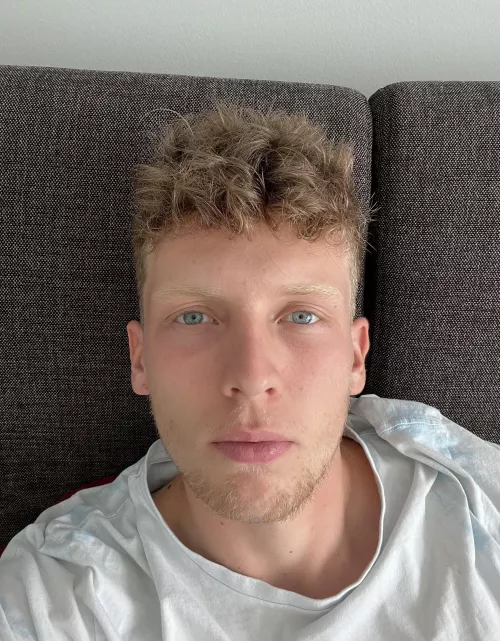 Hey guys, what's up? What country in Europe do you think I come from?