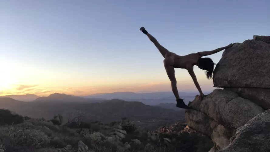 Just waiting for that comet ☄️ to pass through the sky 🌌! So I hungout and touched rock naked in the mean time 🥰🪨