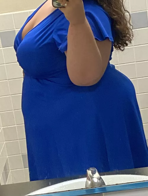 Noticed my big ass in the mirror at work and had to share 💖