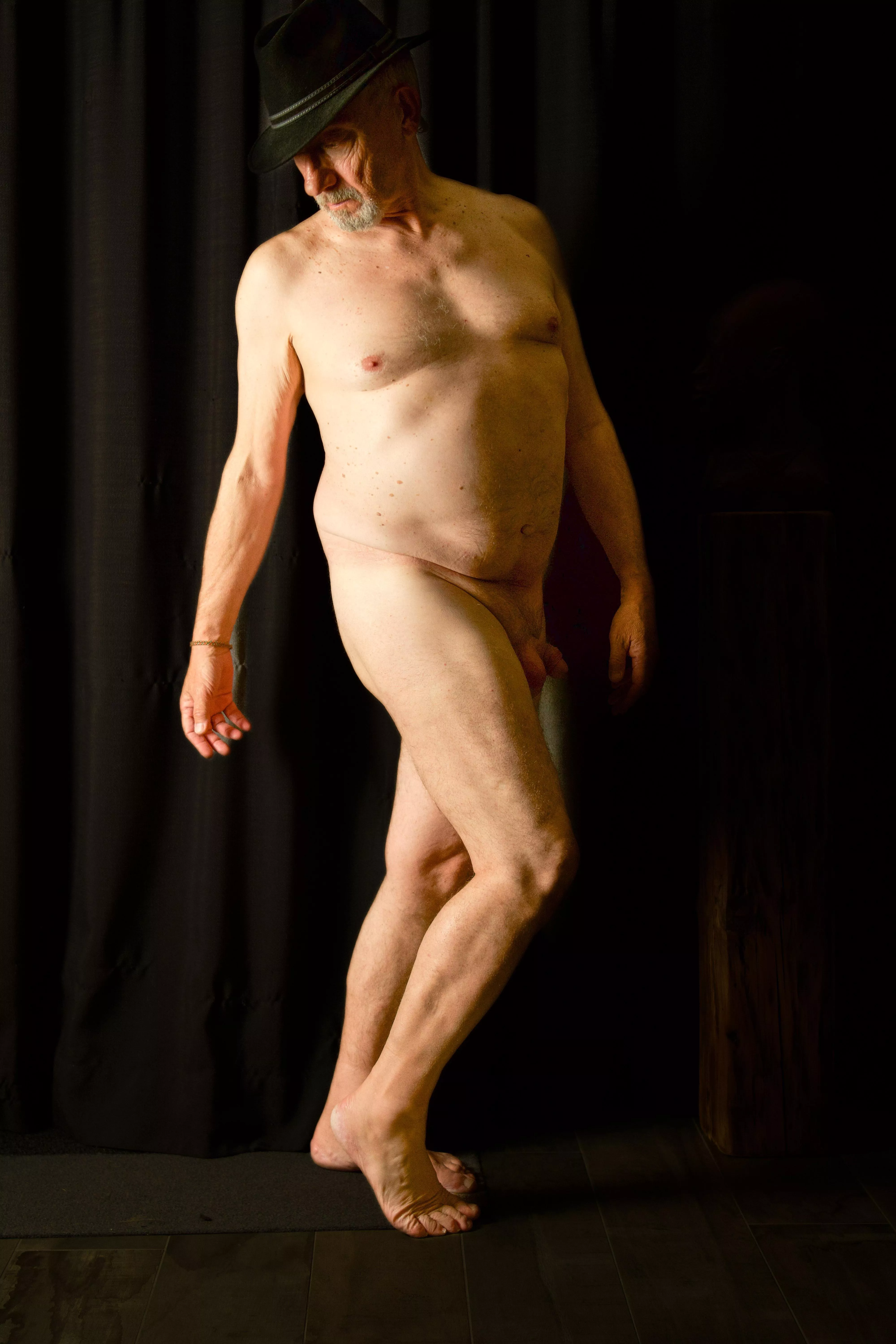 Standing gesture study (male full body)