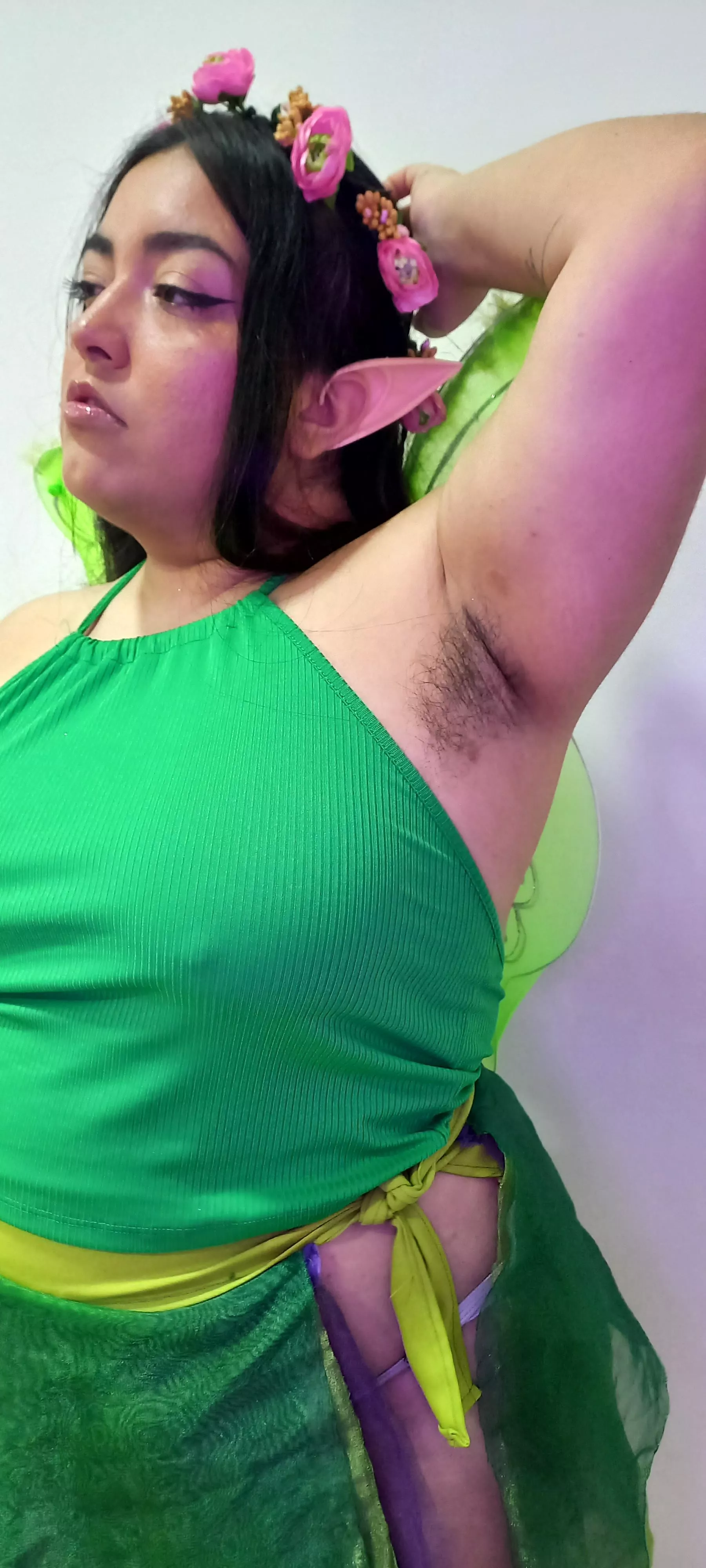 This naughty fairy has hairy armpits 🧚‍♀️
